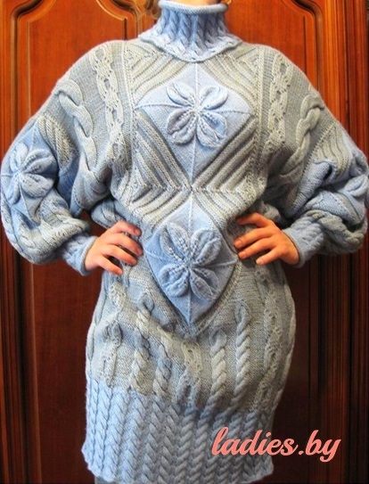 Вязаный удлинённый свитер (платье) с цветами в ромбах