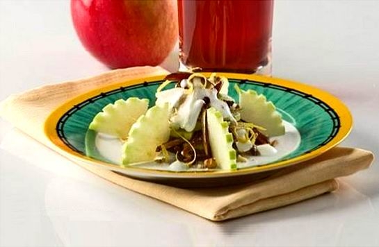 Салат с финиками, яблоками, орехами и йогуртом (рецепт-1)