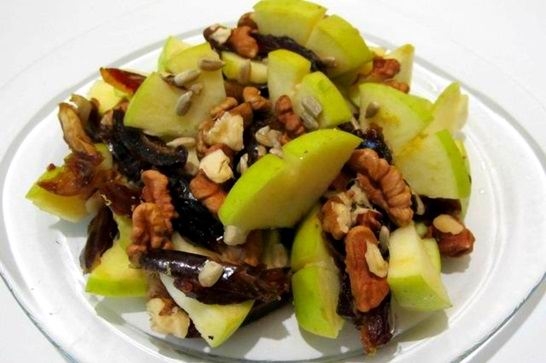 Салат с финиками, яблоком, орехами и семечками (рецепт-2)