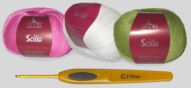 Пряжа и крючок для вязания детской мочалки 