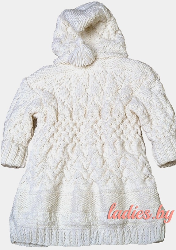 Белое пальто с капюшоном спицами малышке (спинка)