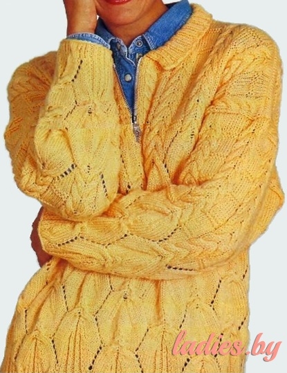 Вязаный жёлтый пуловер с воротником поло