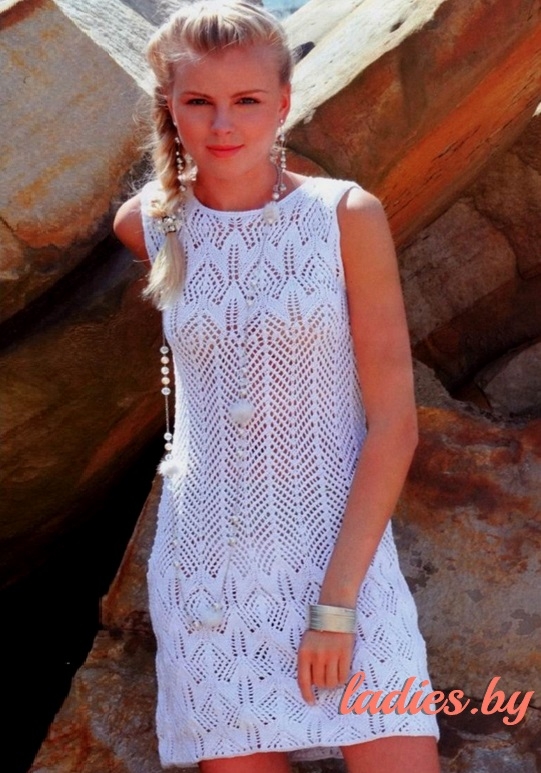 Белое ажурное платье-сарафан спицами