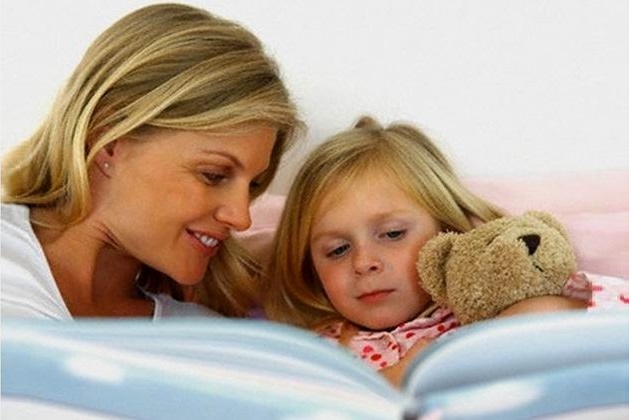 Шесть причин читать детям сказки на ночь