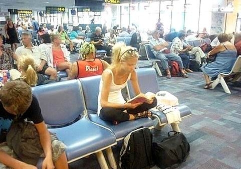 Забытая доброта. Девушка ожидала свой рейс в аэропорту.
