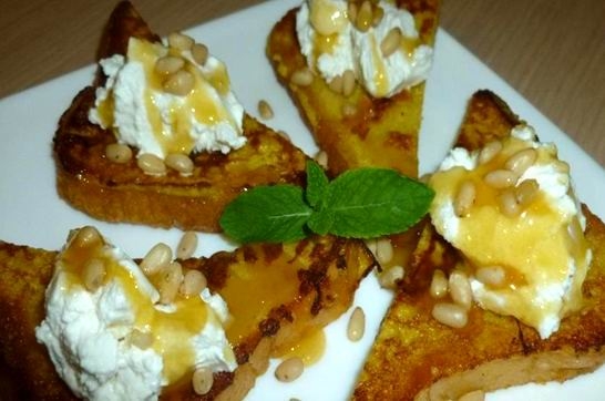 Французские тосты с рикоттой, орешками и мёдом (рецепт-2)