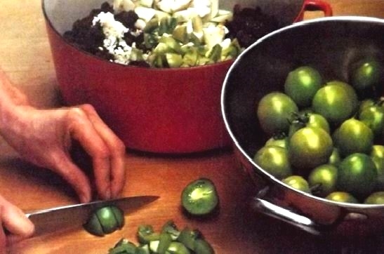 Чатни из зелёных томатов с луком, чесноком, яблоком, изюмом и имбирём (рецепт-4)