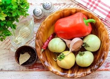 Зимняя закуска из зелёных помидоров с перцем и чесноком (рецепт-1)