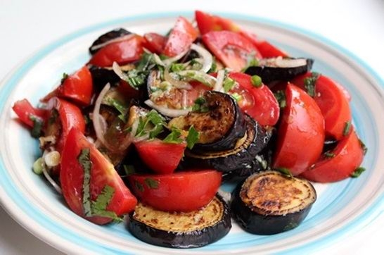 Салат из баклажанов с помидорами (рецепт-2)