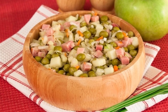 Салат с квашеной капустой, ветчиной и яблоком (рецепт-3)