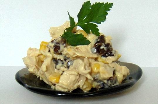 Салат "Сладкая курочка" с финиками и кукурузой (рецепт-3)