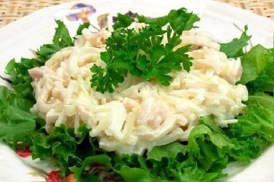 Салат с кальмаром, рисом, яйцом и сыром (рецепт-1)