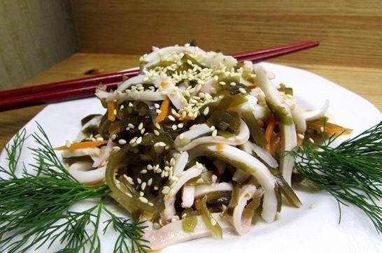 Салат с кальмаром, морской капустой и корейской морковью (рецепт-5)