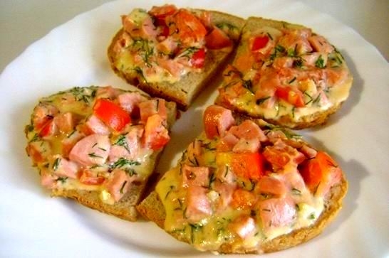 Горячие бутерброды с сосиской и помидором (рецепт-4)